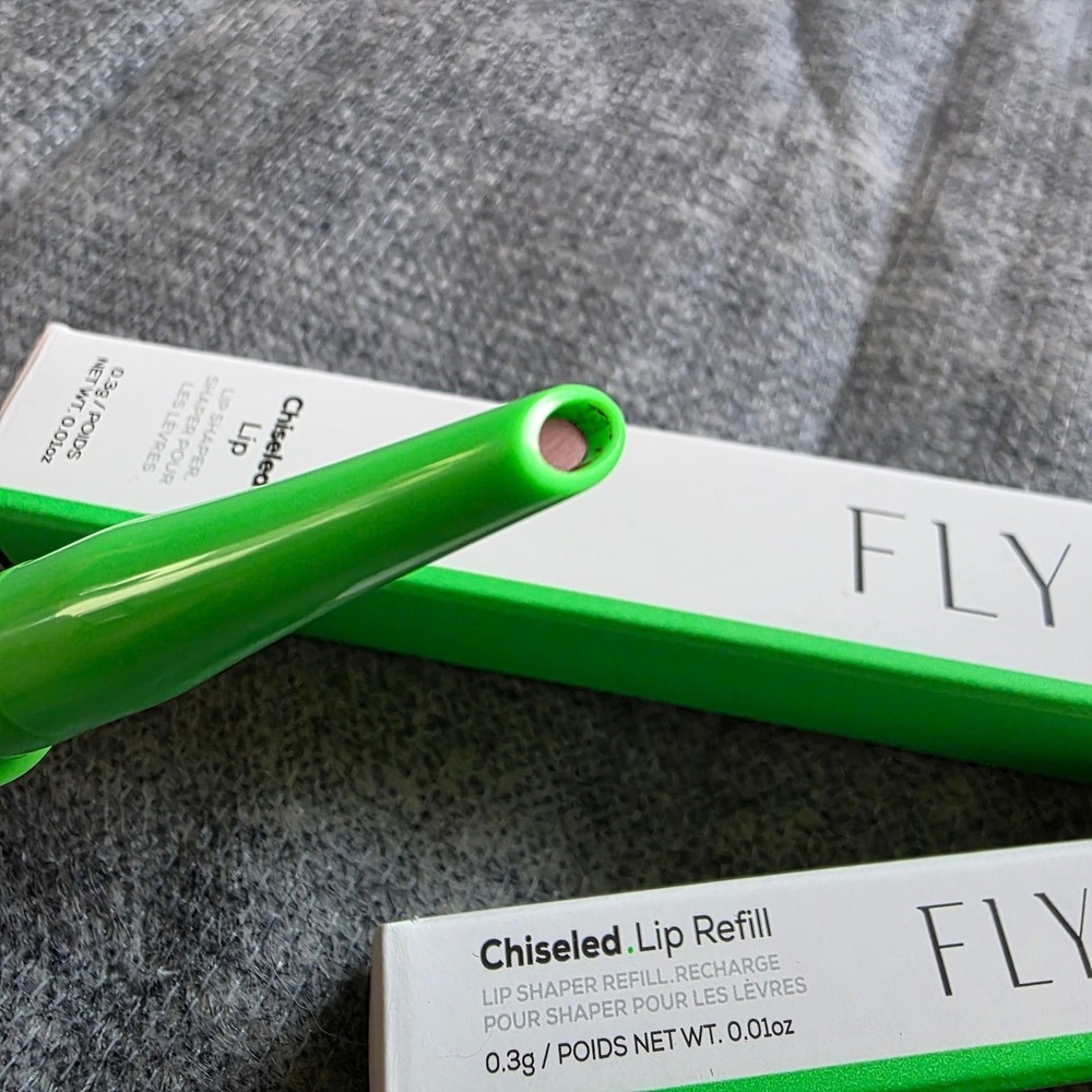 FLYTE 70 Chiseled Lip Shaper Stylus and 1 Refill Shade FAME Brand New - Picture 3 of 5